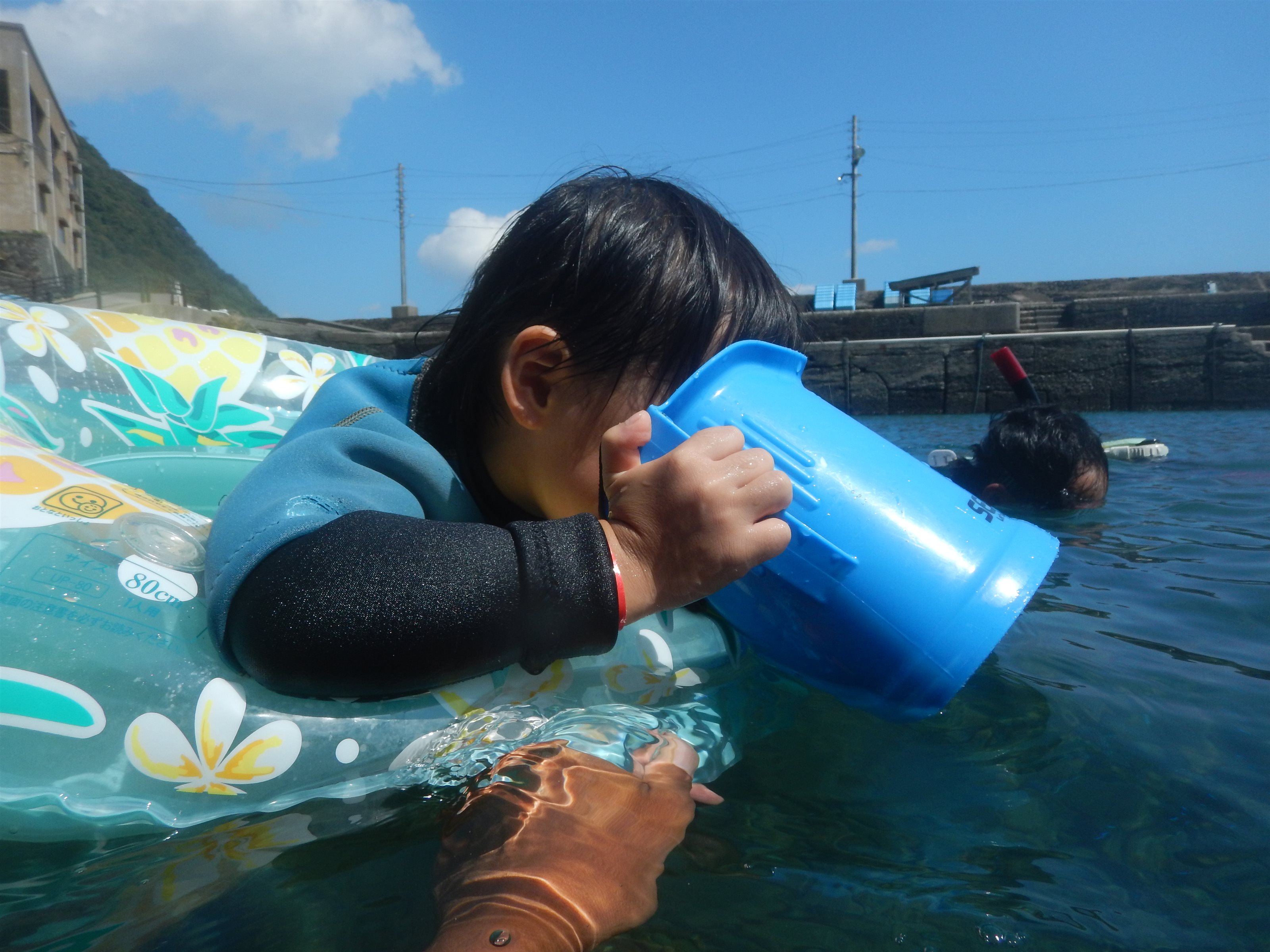 覗きメガネと浮き輪